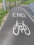 Verder fietsen op de weg. Links