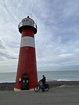 Klaas voor de vuurtoren op de autodijk