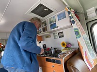 Koffie zetten. Het plafond is net effe te laag