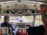 Op de A 10. Nieuwe lichtjes in de bus.