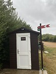 Toilet gebouw met seinpaal