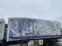 Vrachtwagen met kindertekening en Tenby rechts onder.