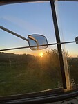 Zonsondergang vanuit de bus