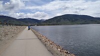Fietspad langs een groot meer