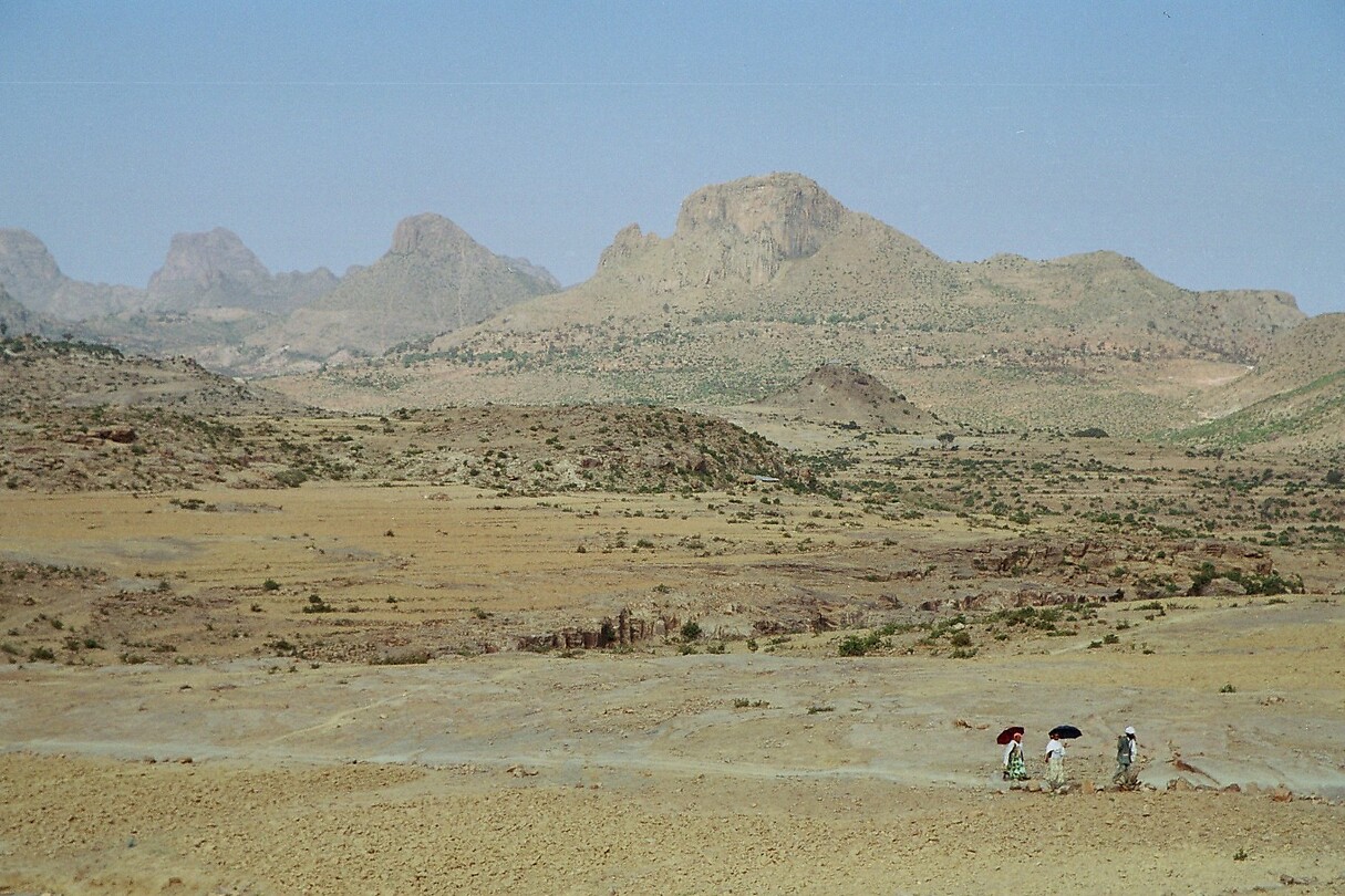 Ethiopie -  wandelaars in landschap