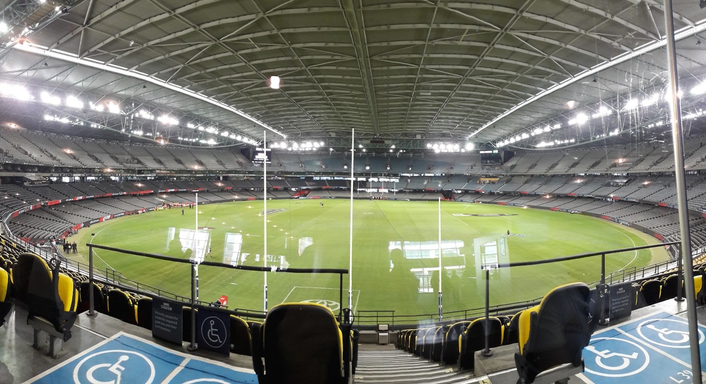 Blik op Marvel Stadium vanuit sports bar