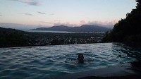 Moos in het zwembad in onze AirB&B in Cairns