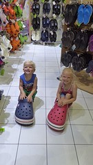 Allebei in een Crocs