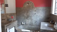 De badkamer van Olivegrove guesthouse in Windhoek.