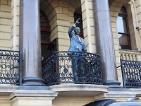 Standbeeld van Nelson Mandela op het balkon van Townhall