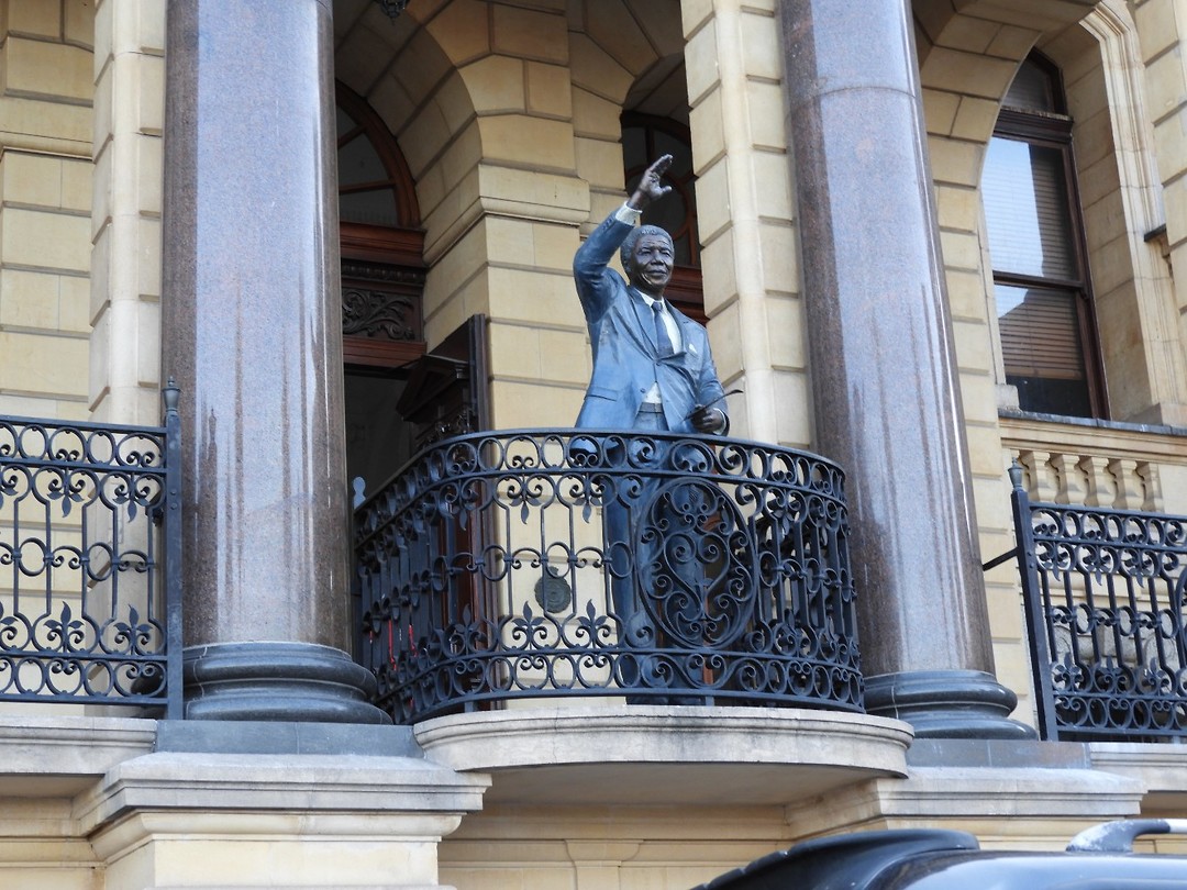 Standbeeld van Nelson Mandela op het balkon van Townhall