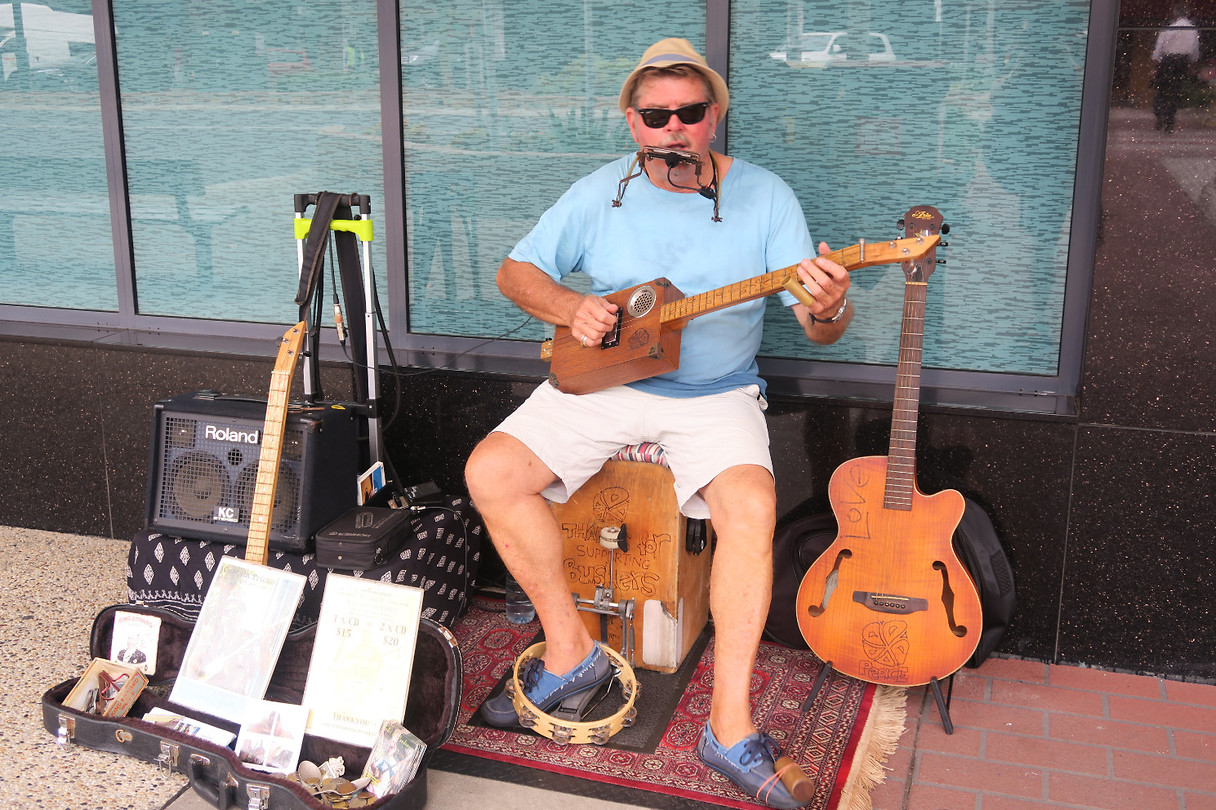Straatmuzikant in Grafton - let op z'n gitaar