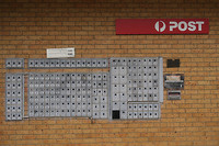onderweg Postkantoor in de muur