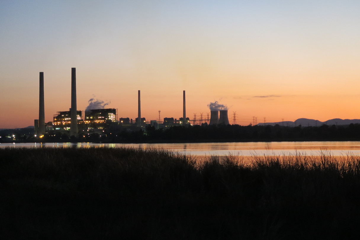 de electriciteits centrale aan de overkant van het meer