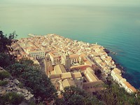Zicht op Cefalu vanop La Rocca, vieuwpoint ruïnes