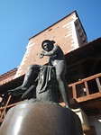 Beeld nabij barbakan