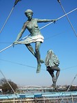 Kunst op de voetgangersbrug over de Wisla.
