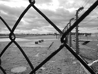 Birkenau vanachter een gesloten hek.