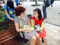 Elly krijgt Vietnamese les, in ruil voor Engelse les.