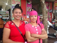 EtNic minorities. Met knotje betekent getrouwd...