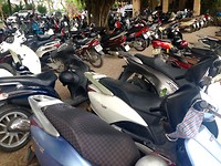 Van wie zijn toch al die scooters...?