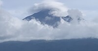 Vulkaan Taranaki in de wolken