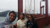 Op de winderige Golden Gate Bridge