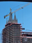 Tempel in steigers met vier dixies