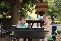 Bij de BBQ marshmellows eten
