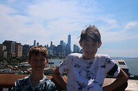 Op de achtergrond Manhattan