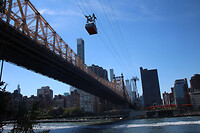 Queensboro Bridge met daarboven de Roosevelt Island Tramway