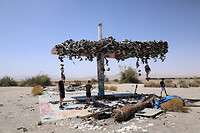 Verlaten tankstation met schoenen