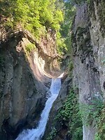 gorges met watervallen