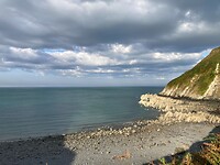 Het blauwe kiezelstrand