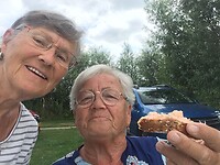 oma's vieren verjaardag Leonard samen