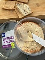 humus met kalamata olijven