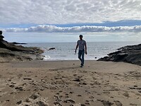mooie man, mooi strandje, mooie wolken