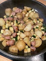 Lunch: gekookte aardappeltjes, courgette en een chipolata worstje