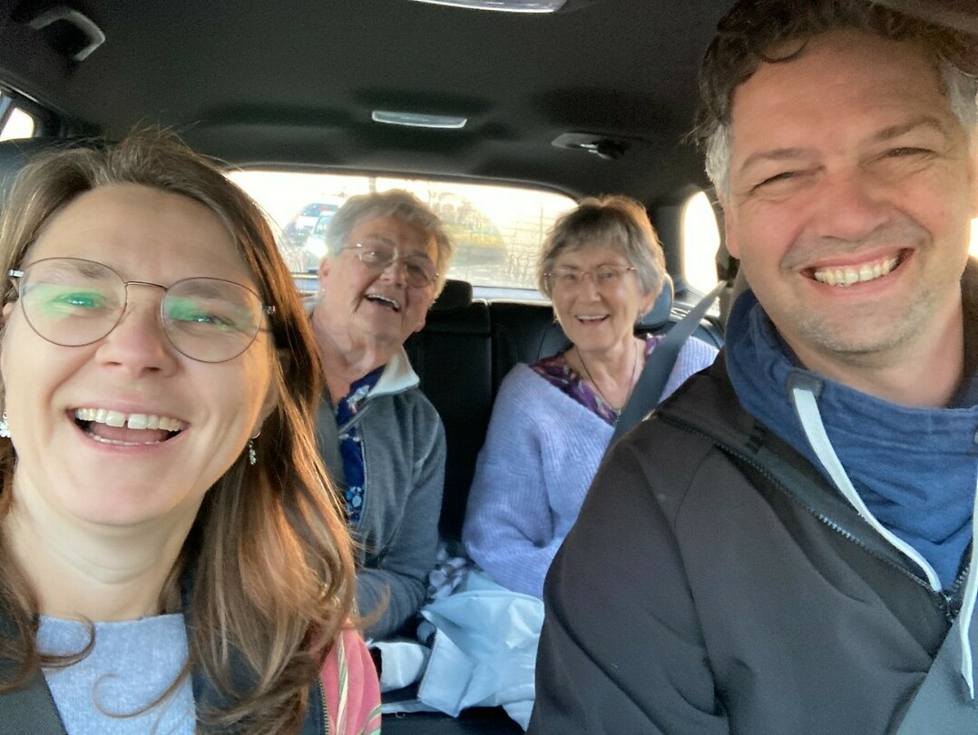 in de auto naar Schiphol