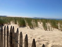 achter deze duinen ligt een stukje zee en dan zie je in de verte Dune du Pilat