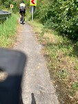 smal fietspaadje langs de weg