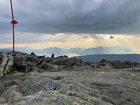 zon door de wolken vanaf de top