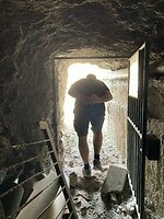 een kilometer gebukt lopen: blij met het eind van de tunnel