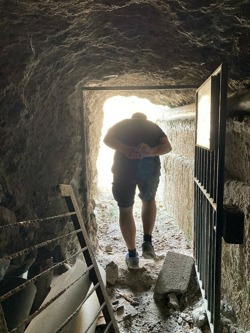 een kilometer gebukt lopen: blij met het eind van de tunnel
