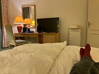 op de hotelkamer in chillmodus