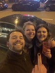 blije selfie met gratis middelvinger