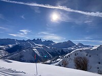 die 3 punten in de verte zijn typerend voor het skigebied Les Sybelles