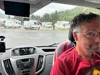 op de parking met vele andere campers