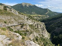 langs die bergwand moeten we lopen