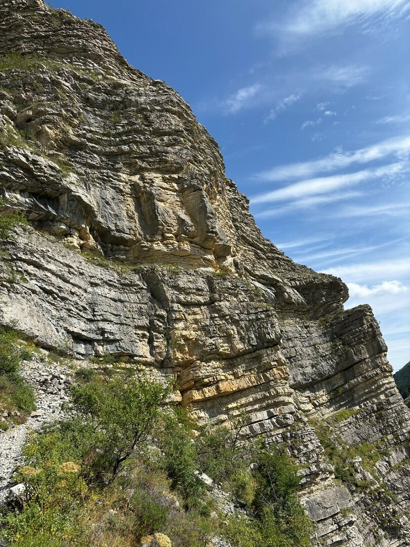 langs die bergwand lopen we zo
